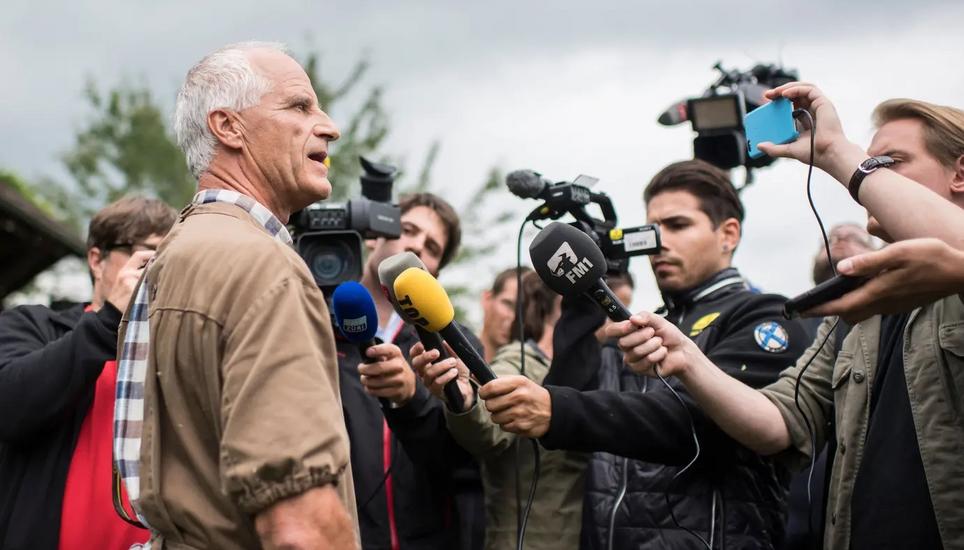 Der damalige Kantonstierarzt Paul Witzig gab den Medien bei der Räumung des Hofs von Ulrich K. in Hefenhofen im August 2017 Auskunft. Bild: Ennio Leanza / Keystone