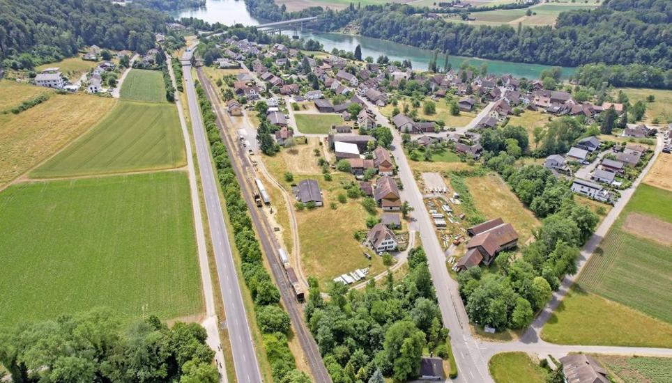 Ein weiterer Schwerpunkt liegt auf dem Liegenschaftentausch zwischen Landwirtschaftsflächen in der Gemarkung Stein am Rhein und Hemishofen. Bild: Melanie Duchene Drohnenaufnahme von Hemishofen und Stein am Rhein, am Dienstag, 20. Juni 2023. (Melanie Duchene / Schaffhauser Nachrichten)