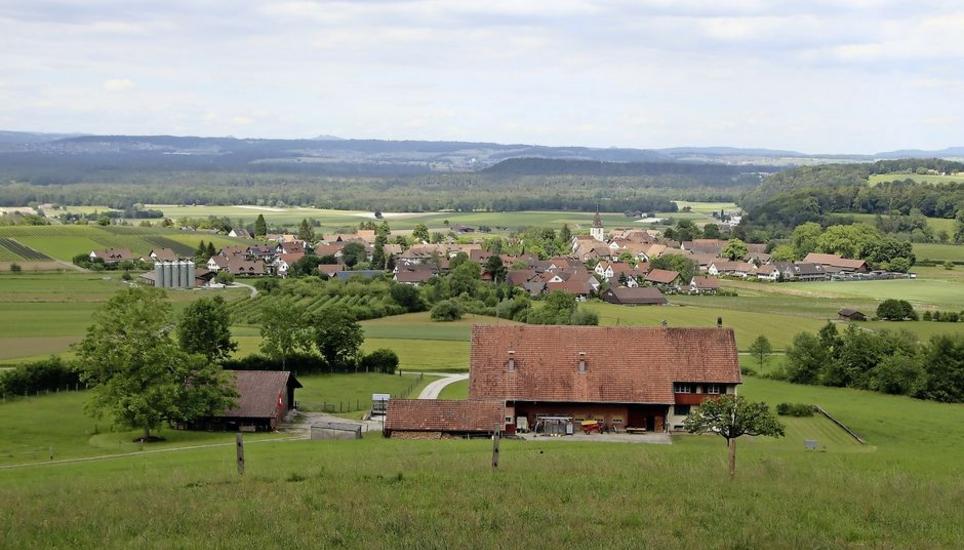 Der Finanzkraft-Sonderfall: Berg am Irchel (hier in einer Aufnahme von 2022) zahlt für dieses Jahr als «reichste» und einzige Gemeinde im Bezirk Andelfingen Geld in den Ressourcenausgleich ein. Bild: Roland Müller