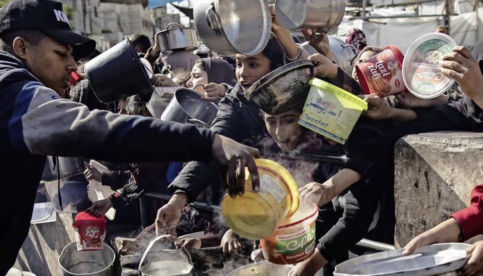 Essensverteilung in Rafah: Palästinenser im Süden des Gazastreifens sind auf Hilfslieferungen angewiesen. Bild: Key