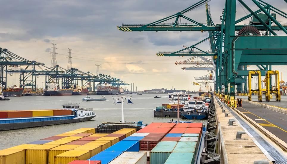So viele Container, dass nur ein Bruchteil im einprozentigen Bereich kontrolliert werden kann: Hochseehafen in Antwerpen. Bild: Creativenature_nl/iStockphoto