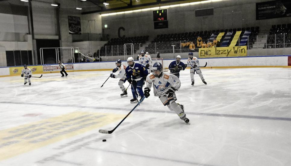 Eine gute Partie lieferte der EHC Schaffhausen (in Blau) ab gegen die Lions. Bild: Pascal Oesch