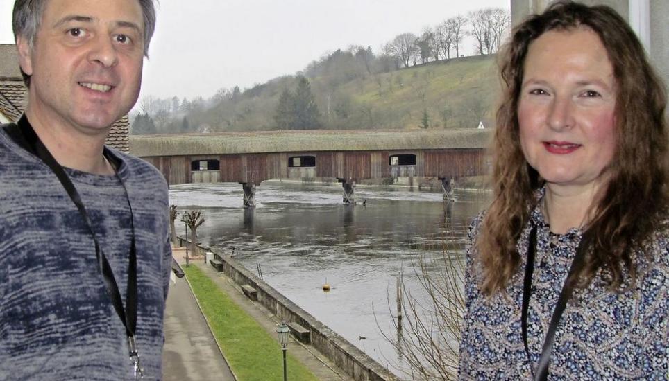 Die Diessenhofer Brücke, die der gegenwärtigen Ausstellung zum Titel verhalf, mit Lucia Cavegn und Valentin Magaro. Bild: Ernst Hunkeler