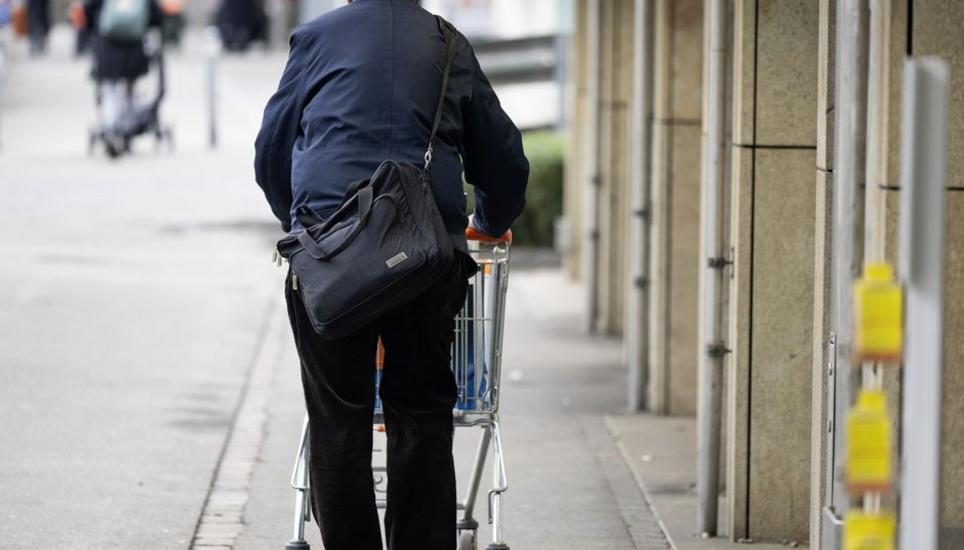 Ein aelterer Herr geht mit einen Einkaufswagen, fotografiert am Montag, 15. Januar 2024 in Zuerich. (KEYSTONE/Christian Beutler)