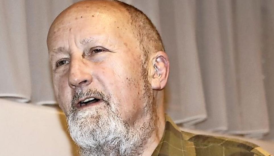 Bei der Filmvorführung von «We s Buechberg zo Martel cho isch» im ZPBW anwesend: Ernst Wegmann (Heimatkundliches Archiv, l.) und Heimleiter Ralph Hug. Bild: Romü