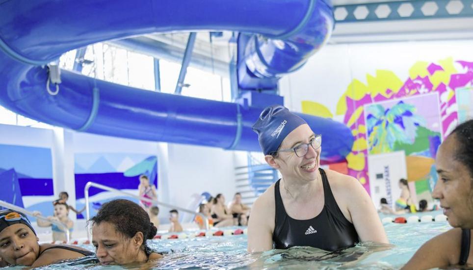 Priska Gähler bringt den Kursteilnehmenden das Schwimmen bei. Bild: Melanie Duchene KSS Hallenbad Schwimmkurs fuer Erwachsene Anfaenger, Bild zeigt Schwimmlehrerin Priska Gaehler und Teilnehmerinnen, am Dienstag, 30. Januar, 2024 (Melanie Duchene / Schaffhauser Nachrichten)