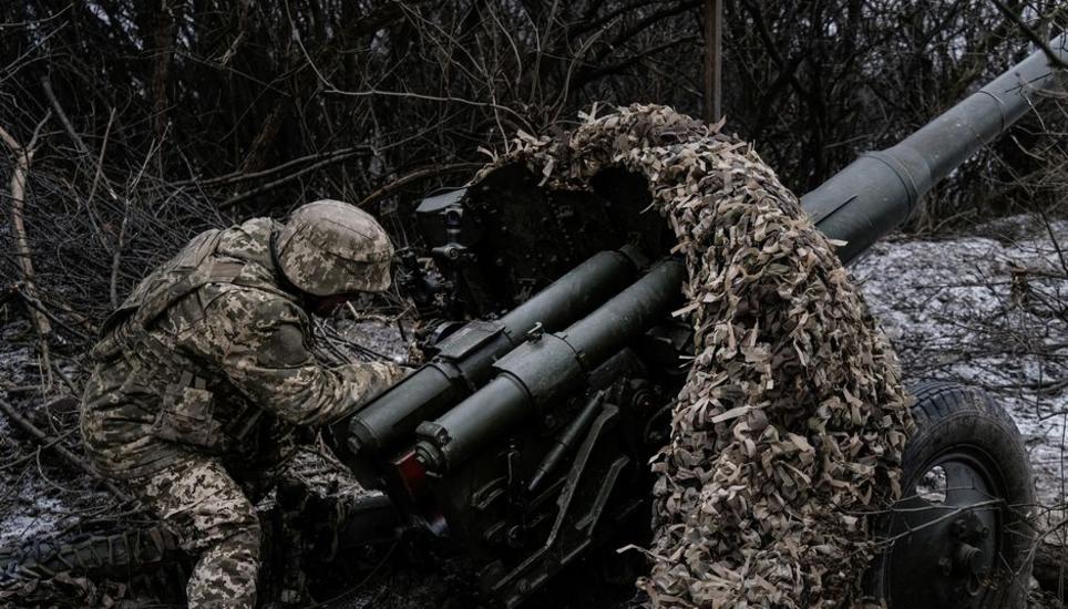 Ein ukrainischer Soldat an einem Artilleriegeschütz. Bild: Key