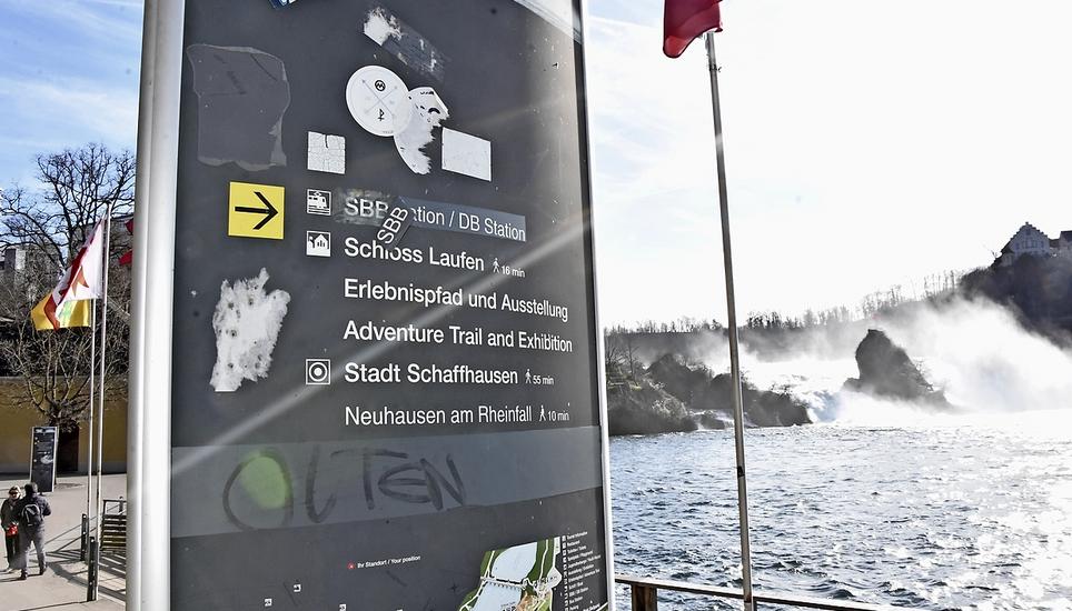 Veraltet und teils beschädigt: die alten Infostelen. Bilder: Saskia Baumgartner