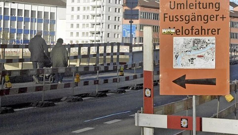 Die Umleitung für Fussgänger und Velofahrerinnen auf der Gründenstrasse bleibt noch bis Mai bestehen. Bild: ajo