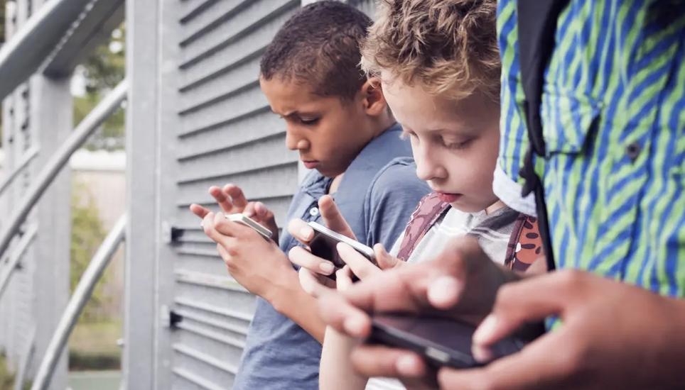 Smartphones haben eine grosse Anziehungskraft auf Kinder. Symbolbild: Fotolia