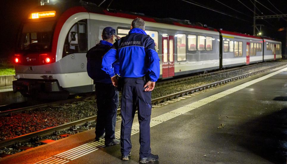 In diesem Zug in Essert-sous-Champvent hielt ein Iraner am Donnerstag 14 Personen als Geiseln. Er wurde bei der Befreiung tödlich getroffen. Bild: Key