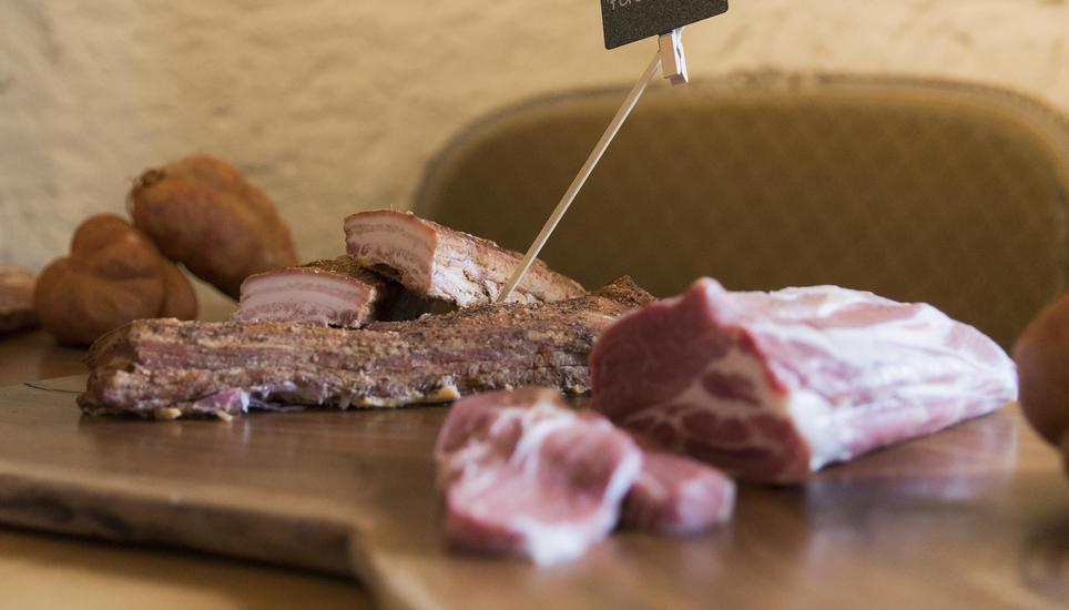 De la viande de porc est presentee aux journalistes lors de la conference de presse sur les essais porcins visant la production de viande de porc et de specialites locales, ce lundi 15 fevrier 2016 a Valeyres-sous-Rances. (KEYSTONE/Cyril Zingaro)