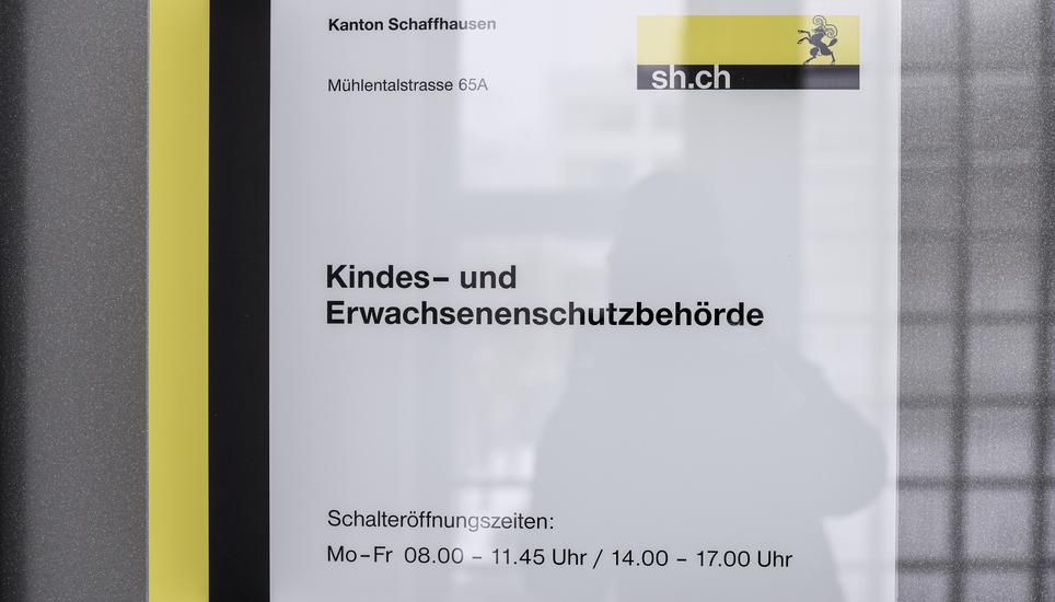 Eingangsbereich mit Schild bei der Kindes und Erwachsenenschutzbehoerde, der KESB, am Montag, 25. Januar 2021. (Melanie Duchene / Schaffhauser Nachrichten)