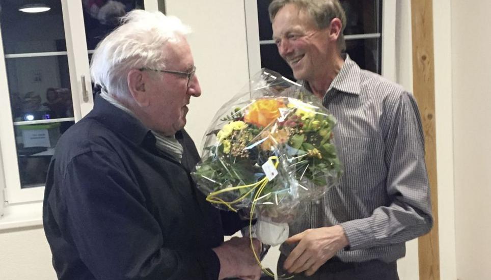 Regisseur und Autor Thomas Ganz (r.) ernennt Kurt Ganz zum Ehrenmitglied und dankt ihm für sein Engagement bei den früheren Freilichtspielen. Bild: Ursula Fehr