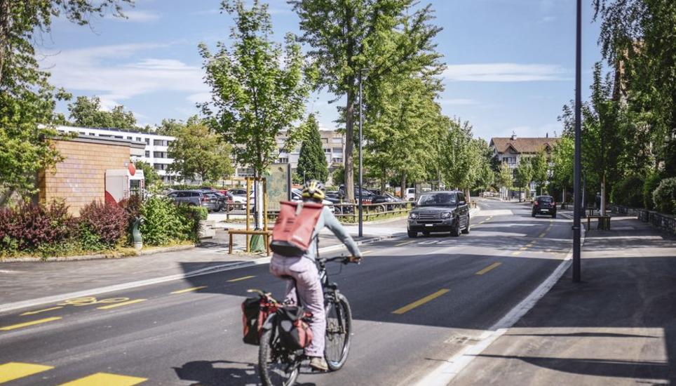 Die Fussgängerstreifen auf der Neuhauser Zentralstrasse waren im Einwohnerrat schon mehrmals Thema. Hier ein Bild kurz nach der Sanierung der äusseren Zentralstrasse im Frühsommer 2022. Bild: Melanie Duchene