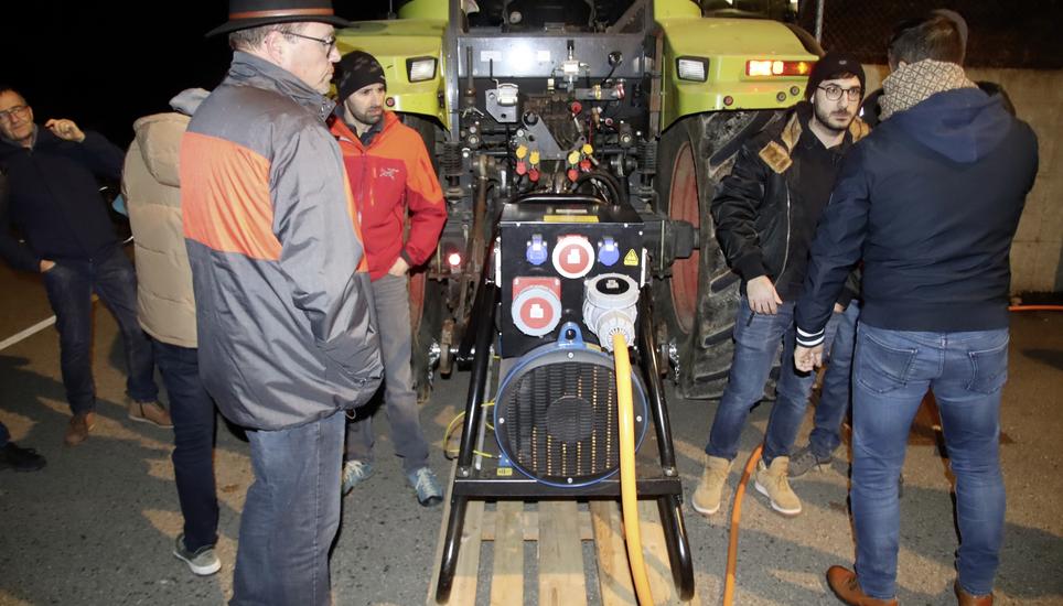 Der Generator stiess bei der Stettemer Bevölkerung auf grosses Interesse. Bild: Roland Müller