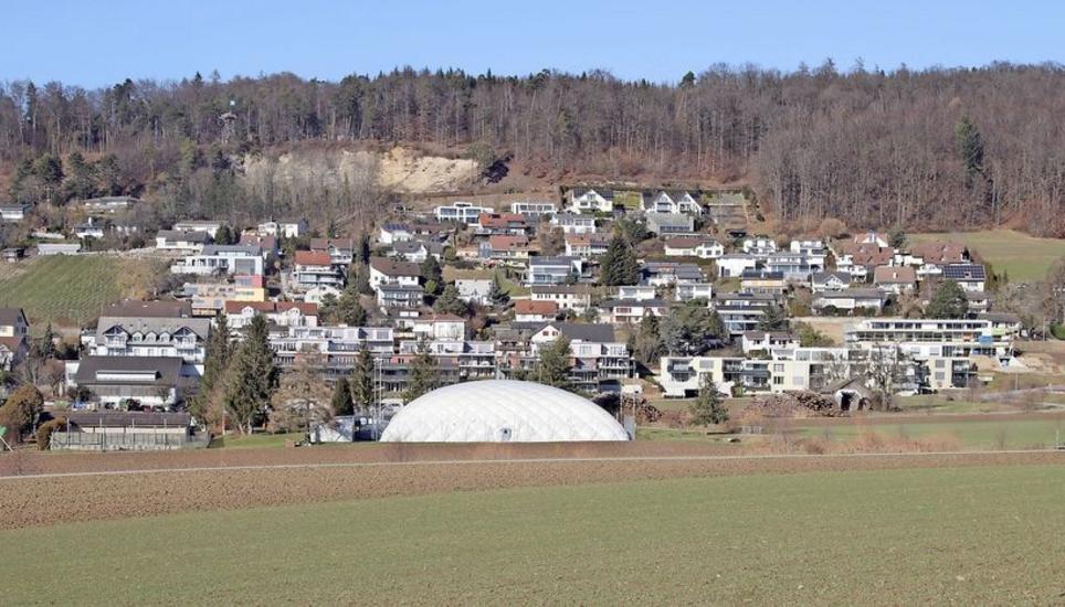 Mit der Überbauung im Quartier Hofacker in Uhwiesen (Bild) sind viele altersgerechte Miet- und Eigentumswohnungen entstanden, welche viele ältere Bewohner angezogen haben. Bild: Roland Müller