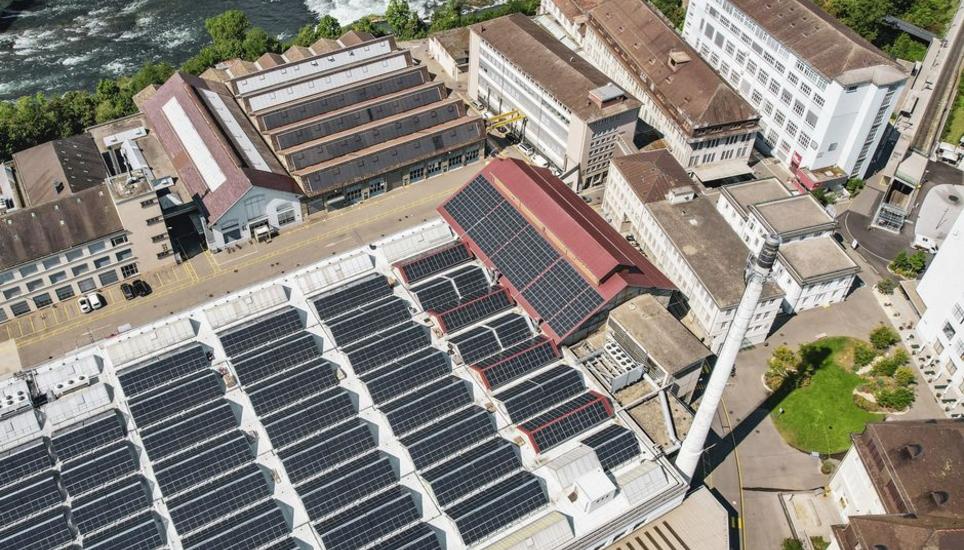 Das SIG-Areal in Neuhausen soll sich in den nächsten Jahren und Jahrzehnten wandeln. Konkret geplant ist ein Hotel an der Rheinfallkante. Bild: Melanie Duchene Drohenaufnahme von der Photovoltaik Anlage auf dem sig Areal Umgebung Neuhausen, am Montag, 14. August 2023. (Melanie Duchene / Schaffhauser Nachrichten)