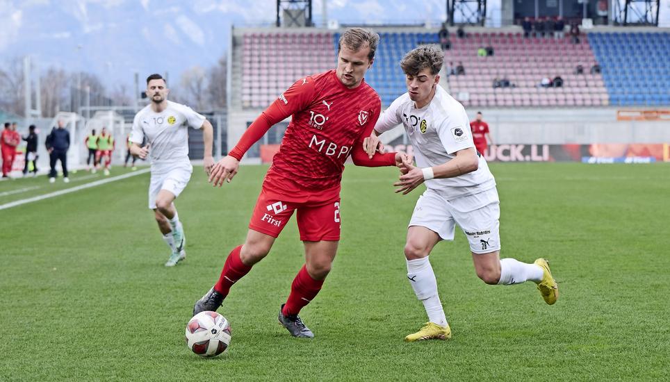 Simone Stroscio (r.) im Zweikampf mit Cédric Gasser. Am Ende hatten die Liechtensteiner die Nase vorne. Bild: Michael Zanghellini