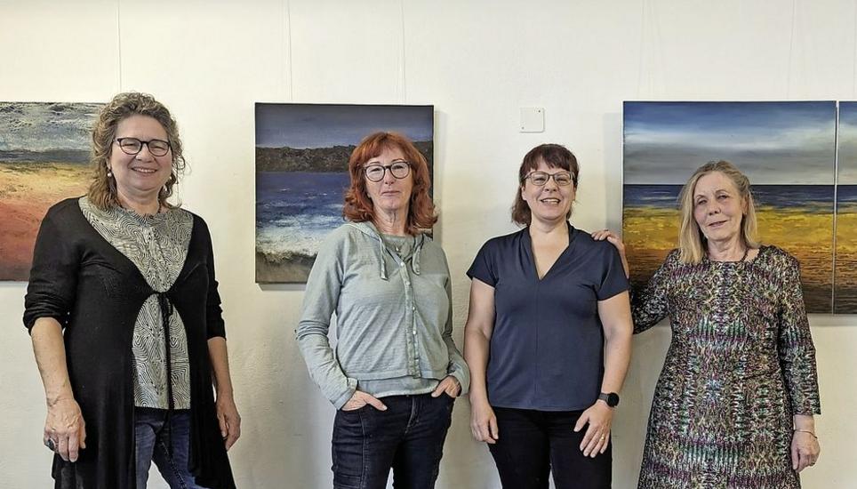 Bilder verkaufen für einen guten Zweck: Theres Hintsch, Doris Zanet, Regula Lippuner und Anita Werner-Willi (v. l.). Nicht im Bild: Heidi Bader. Bild: Mia Schatzmann