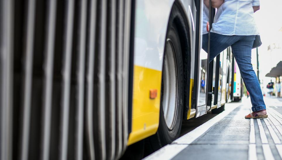 Grossstadtrat Felix Derksen fordert deshalb vom Stadtrat, zu prüfen, ob bei den VBSH abends – auch am Wochenende – der 15-Minuten-Takt eingeführt werden kann. Bild: Melanie Duchene Blick auf die Einstiegskante und den Faltenbalgen am Bahnhof Schaffhausen, am Dienstag, 18. Juli 2023. (Melanie Duchene / Schaffhauser Nachrichten)