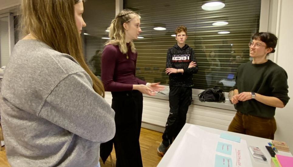 Entwickelten Ideen und besprachen das weitere Vorgehen (v.l.): Schülerin Jette Thierbach, Nadja Schlatter, Jugendleiterin Turnverein Beringen, Roman Bischof, Schülerort und DSJ-Coach Julia Niederberger. Bild: Sanna Jungmann