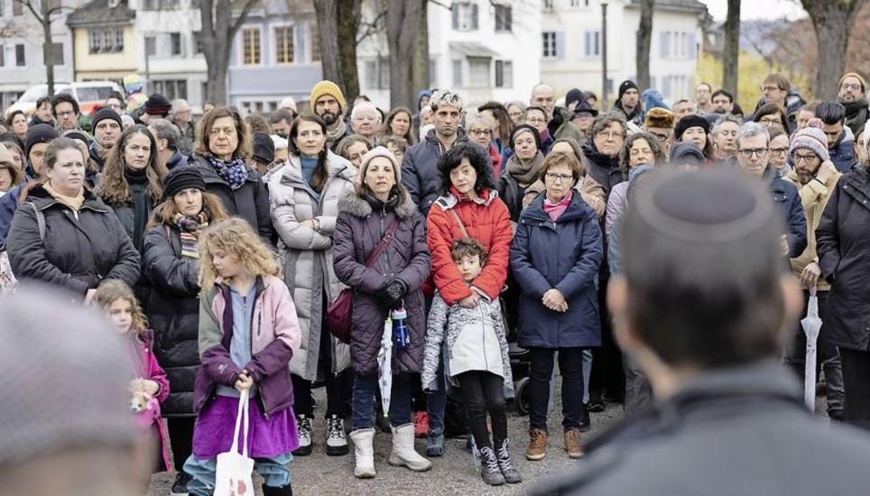 Jüdische und muslimische Bürger gedenken des Attentats auf einen Juden in Zürich. Bild: Key