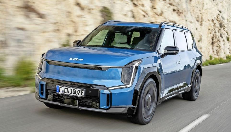 Der gut fünf Meter lange Elektro-SUV Kia EV9 ist seit Anfang 2024 in der Schweiz mit einer 76,1-kWh oder 99,8-kWh Batterie erhältlich. Bilder: Hersteller