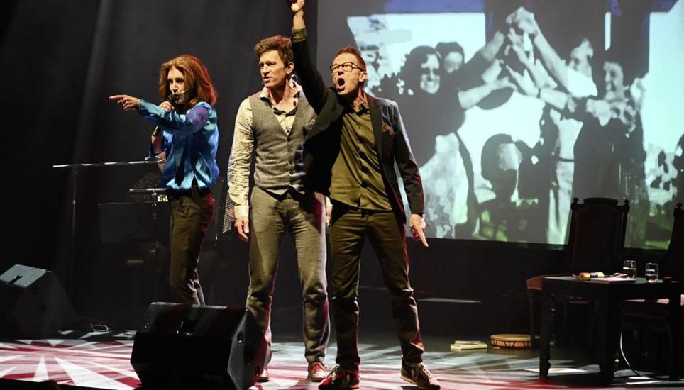 Sina, Ralf Schlatter und Bänz Friedli auf der Bühne des Stadttheaters. Bild: Selwyn Hoffmann