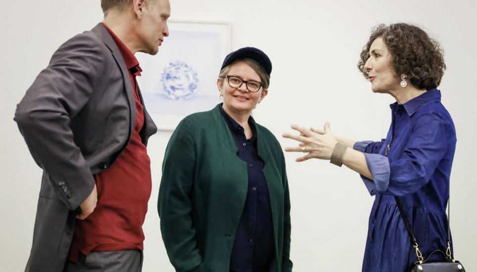 Die Künstler Frank Lüling, Asi Höcker und Cristina Witzig (v. l.) unterhalten sich anlässlich der Vernissage in der Vebikus Kunsthalle. Bild: Roberta Fele , fotografiert am , in . (Roberta Fele / Schaffhauser Nachrichten)