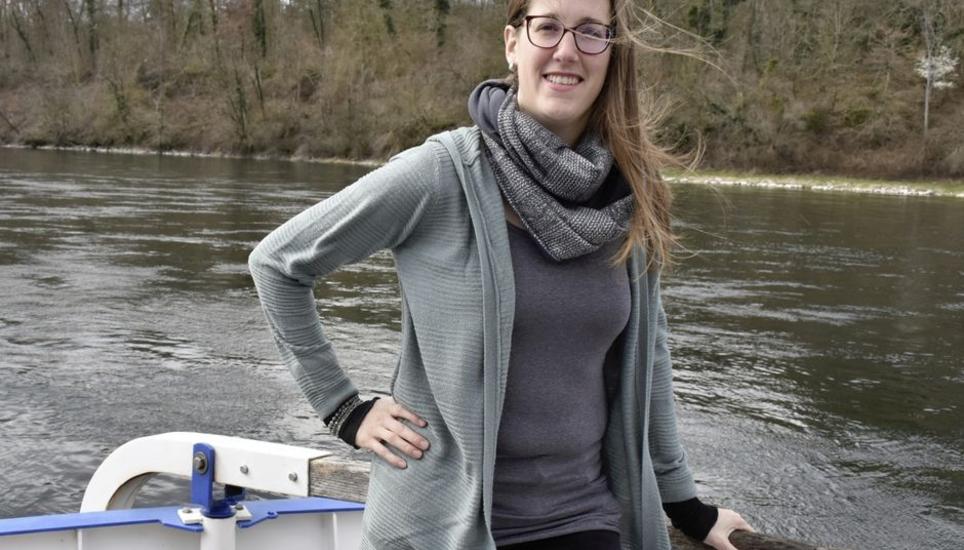 Denise Vontobel ist beim neuen Verein Rheinfähre Ellikon Geschäftsführerin und Fährfrau. Bild: Thomas Güntert