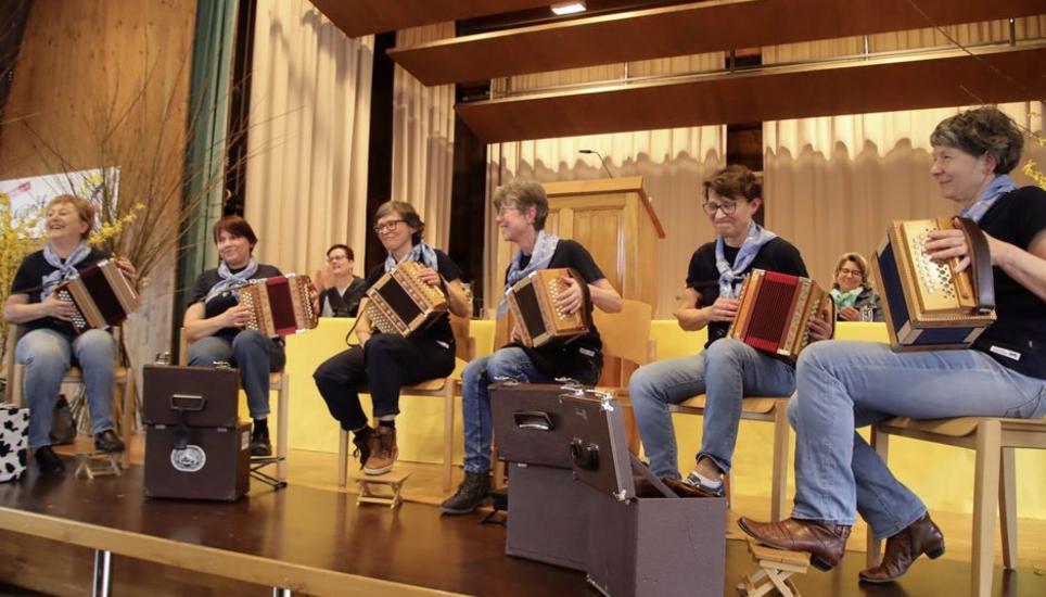 Die sechs «Oergeli-Landfrauen» stimmten musikalisch auf die diesjährige Landfrauentagung ein. Bilder: Roland Müller
