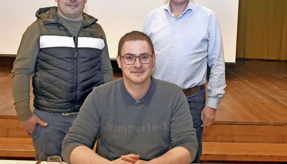 Lukas Roth (vorn) wurde zum neuen Präsidenten und Matthias Kramer (links) und Roman Bader wurden neu in den Vorstand gewählt. Bild: tgü