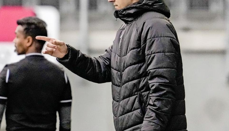FCS-Coach Toni Dos Santos zeigt seinen Spielern an: Hier geht es lang Richtung Aufstieg. Bild: Roger Albrecht 01.04.2023, Schaffhausen, Fussball Challenge League - FC Schaffhausen 2 - FC Beringen 1; (Roger Albrecht/sport-presse)