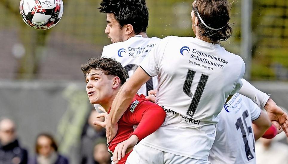 Gemeinschaftsarbeit: Die SVS-Spieler (in den weissen Tenues) wollen auch gegen Uster als Einheit auftreten und einen weiteren Heimsieg einfahren. Bild Roger Albrecht 16.03.2024, Schaffhausen, 2. Liga inter. - SV Schaffhausen - FC Chur; (Roger Albrecht/sport-presse)