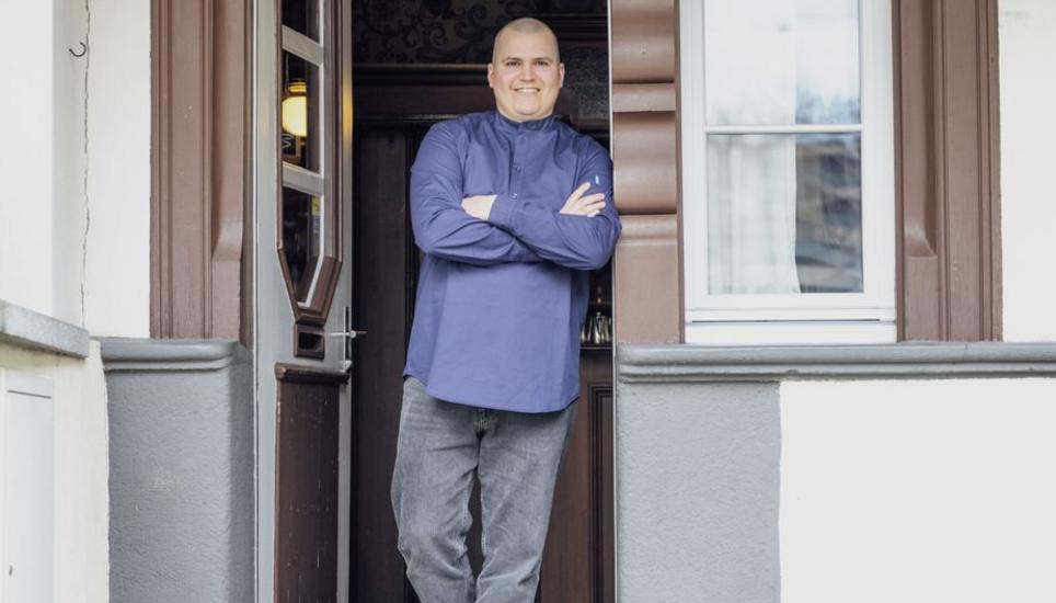 Der neue Paechter und Koch der Schuetzenstube, Tom Noah Strub, fotografiert am Freitag, 15. Maerz 2024, in Schaffhausen. (Roberta Fele / Schaffhauser Nachrichten)