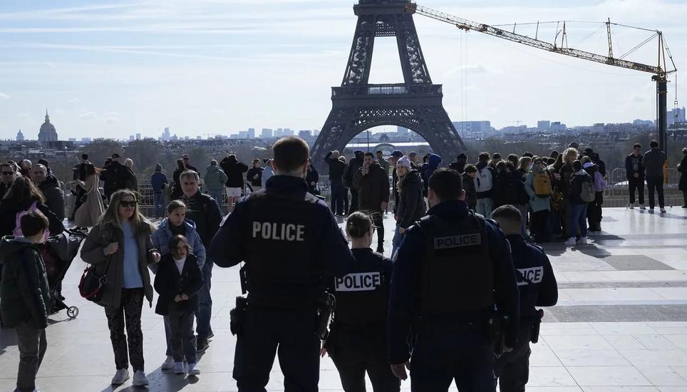 Polizeibeamte patrouillieren am Montag, 25. März 2024, auf dem Trocadero-Platz in Paris. Bild: AP Photo/Michel Euler