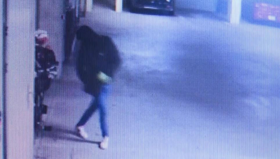 Eine Überwachungskamera filmt einen 26-jährigen Algerier in einer Tiefgarage in Stein AG. Er hat 122 Autos oder Keller aufgebrochen und ist mittlerweile verurteilt. Screenshot: TeleM1
