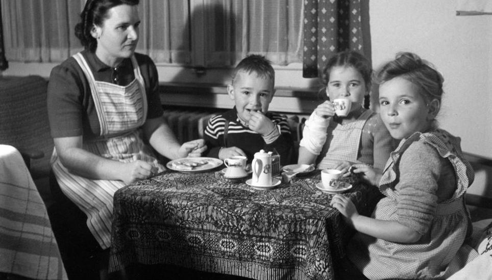 Die Babyboomer in den 1950er-Jahren: kinderreiche Familie am Zvieritisch (Bild oben). Babyboomers in den 1970er-Jahren auf dem Weg in die Schule. Bild: Key
