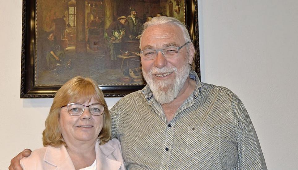 Bea Müller-Welti, die neu gewählte Präsidentin des Museumsvereins Beringen, und der scheidende Präsident Thomas Maag. Bild: Theo Kübler