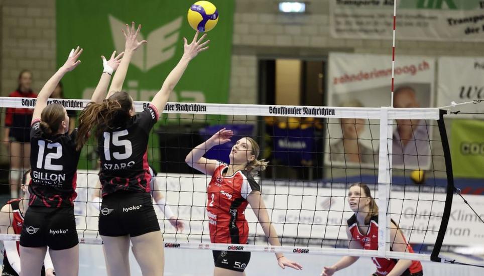 Korina Perkovac (2) versucht, den Ball am Genfer Block vorbeizuspielen. Bild: Werner Schläpfer
