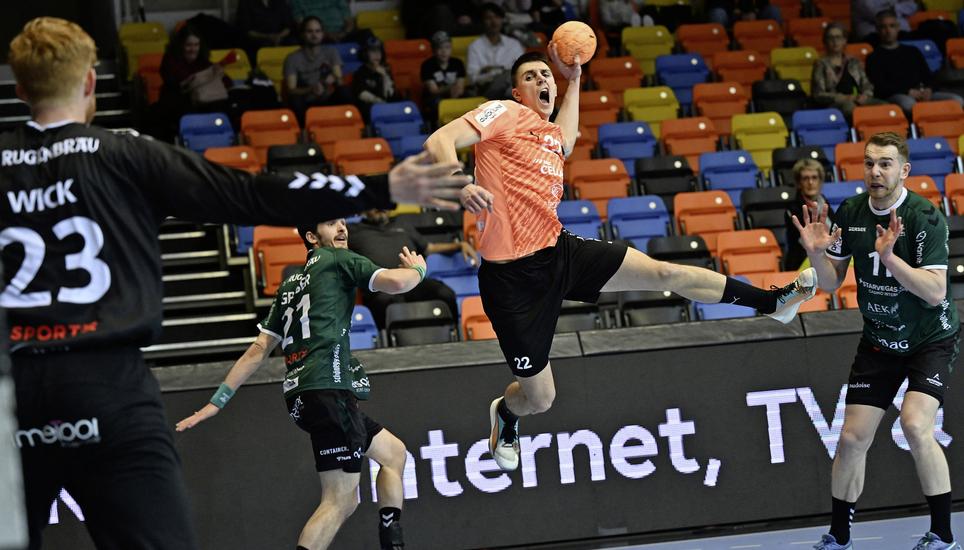 Jetzt erst recht: Die Kadetten um Patrik Martinovic wollen heute in Thun auf 2:0 in der Viertelfinal-Serie stellen. Bild: Michael Kessler