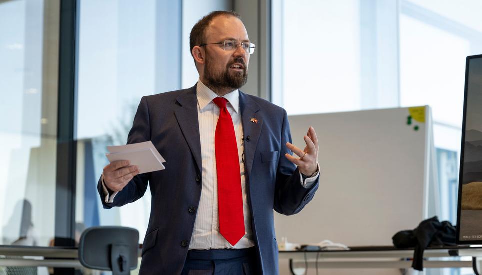 Der britische Botschafter James Squire vergangene Woche während einer Rede vor Studierenden der Universität St. Gallen. Bild: Arthur Gamsa