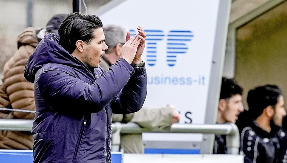 Applaus für die Spieler: SVS-Coach Luca Tranquilli kann aktuell hochzufrieden sein. Bild: R. Albrecht