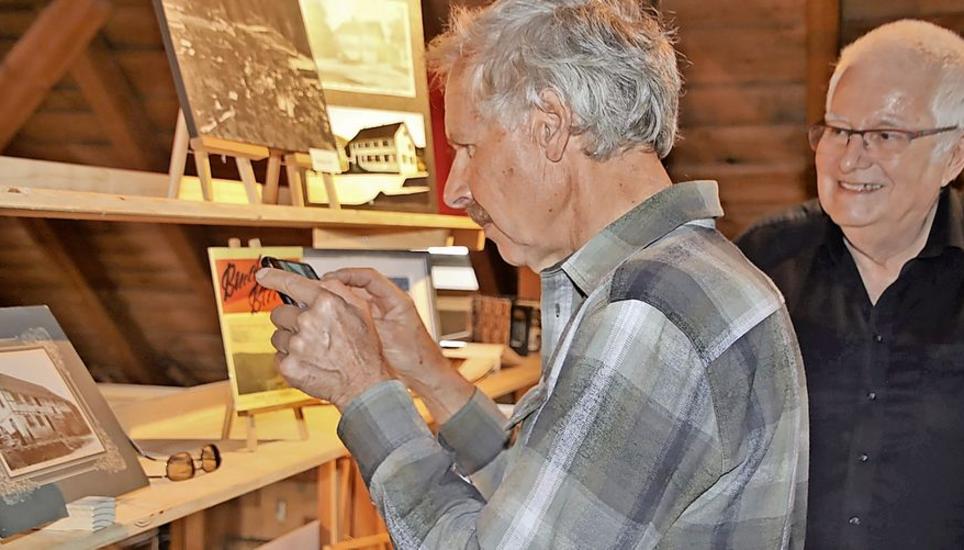 Besucher des Buechemer Ortsmuseums rätseln, um welche Liegenschaft es sich auf einer alten, undatierten Fotografie handeln könnte. Bild: Roland Müller