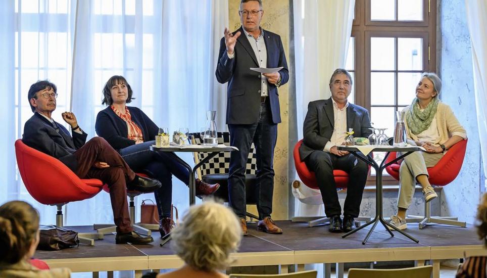 Andrea Honegger (r.) und Klaus Gross (2. v. r.) wurden für ihre Leistungen mit dem Ökumenischen Medienpreis geehrt. Bild: Michael Kessler