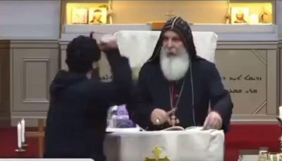 Ein Mann sticht mit einem Gegenstand auch einen christlichen Priester ein. Screenshot: Livestream BBC