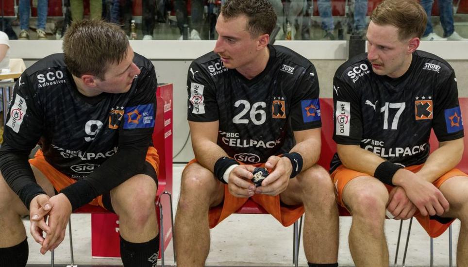 Vieles muss besser werden – da sind sich Jonas Schopper, Lukas Herburger und Jost Brücker (von links nach rechts) einig. Von den Kadetten wird nach der herben 25:34-Niederlage bei Pfadi Winterthur eine Reaktion erwartet. Bild: Martin Deuring