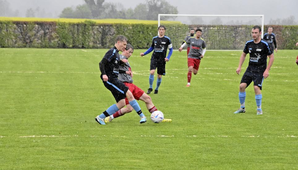 Hart umkämpft und spektakulär war das Derby zwischen dem FC Ramsen (in Schwarz) und dem FC Stein am Rhein. Bild: Pascal Oesch