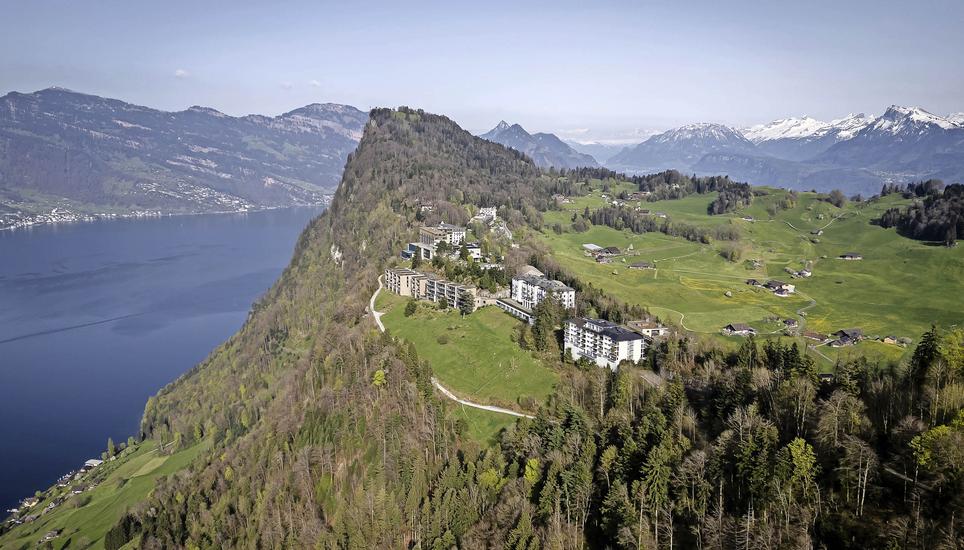 Auf dem Bürgenstock geht im Juni der Ukraine-Gipfel über die Bühne. Bild: Key The mount Buergenstock with the Buergenstock Resort is seen above Lake Lucerne on Thursday, April 11, 2024 in Obbuergen, central Switzerland. Switzerland's Buergenstock resort is to host a two-day peace conference in June, the Swiss government announced.